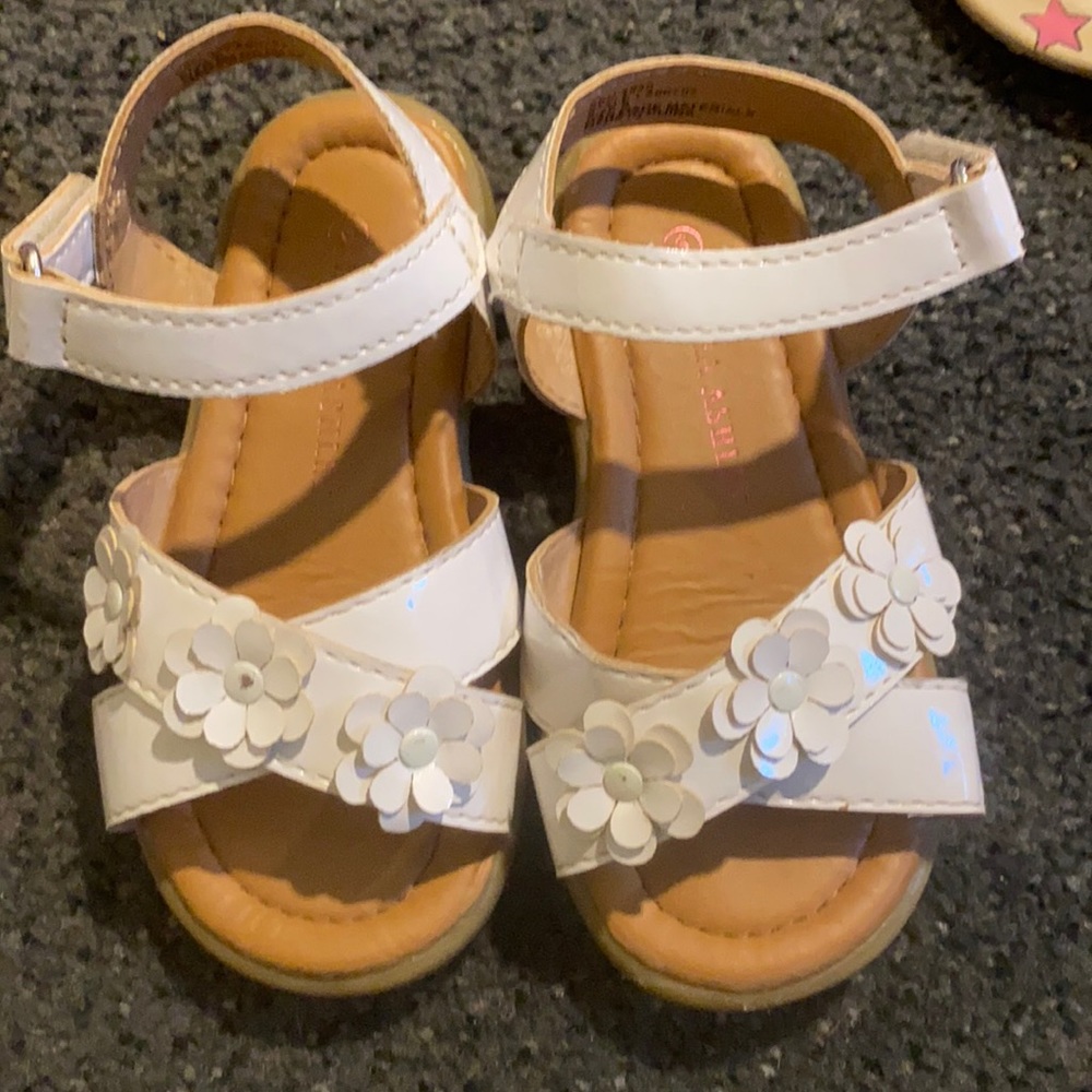 EUC BABY GIRL SANDALS SIZE 6